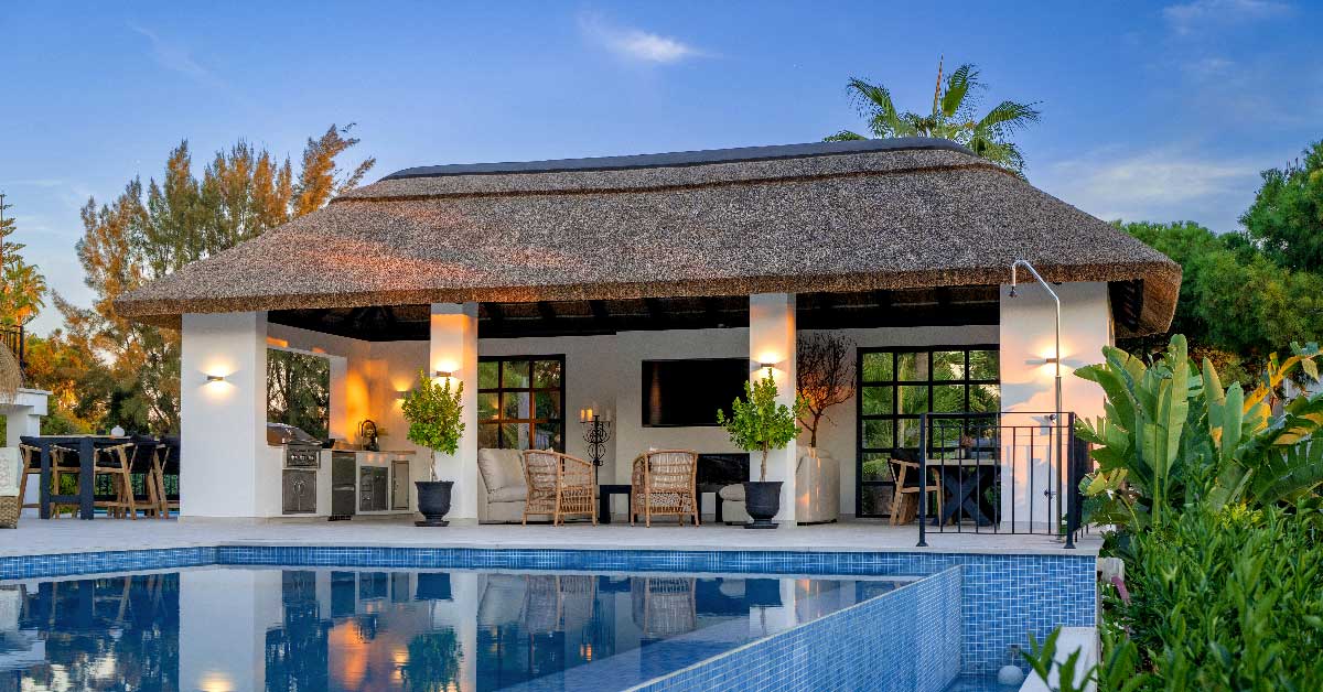 Estilo Boho en Elviria: Un Refugio de Ensueño con Techo de Junco Africano