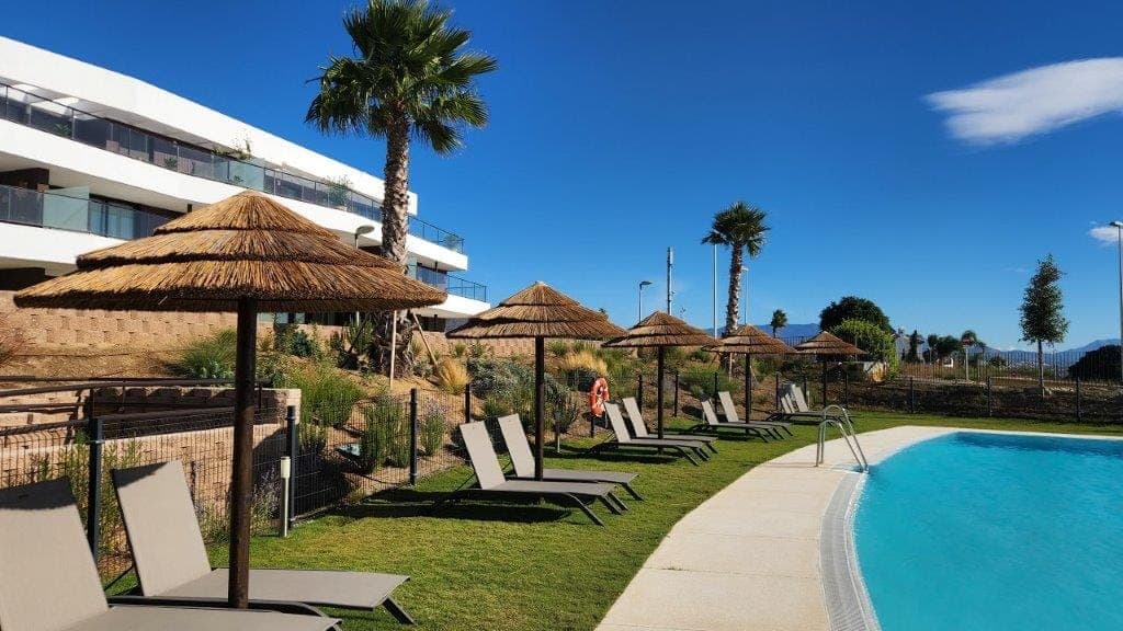 Thatch Tiles vs Traditional Thatching: What’s the Smarter Choice for Modern Projects?