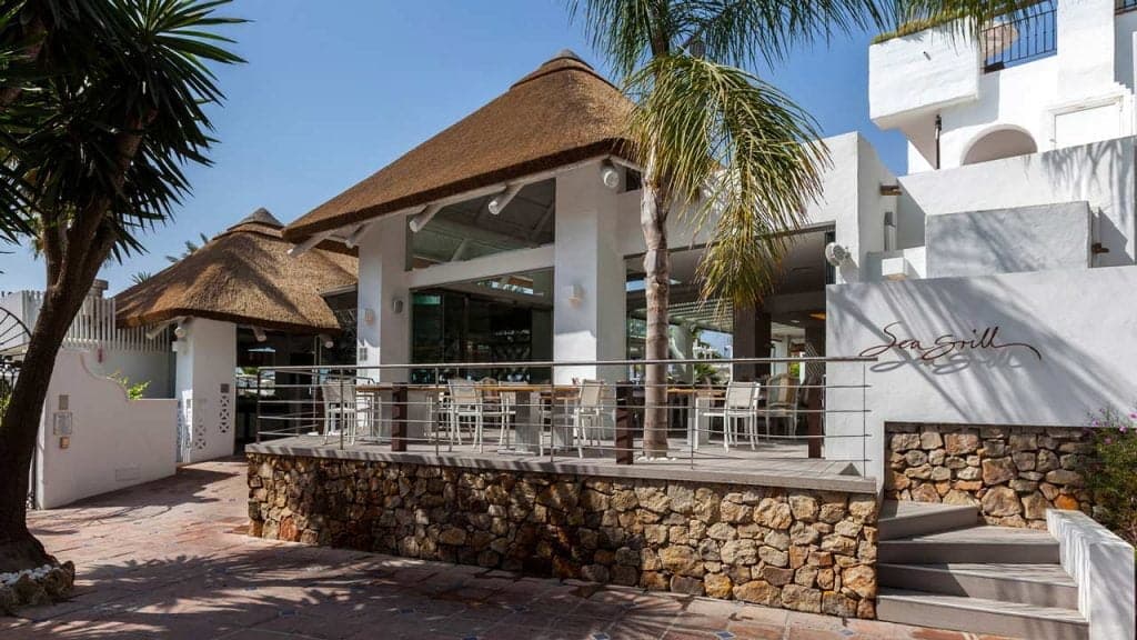 Sea Grill restaurant hotel Puente Romano restaurante techo junco africano
