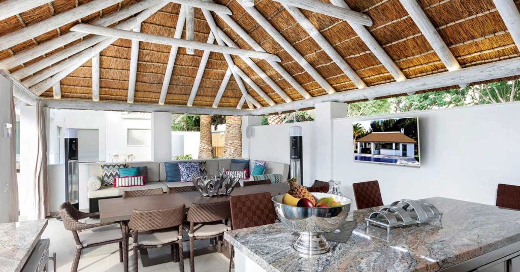 This beautifully crafted thatched gazebo highlights Cape Reed’s expertise in blending tradition and modernity, perfect for luxury outdoor living in Spain.